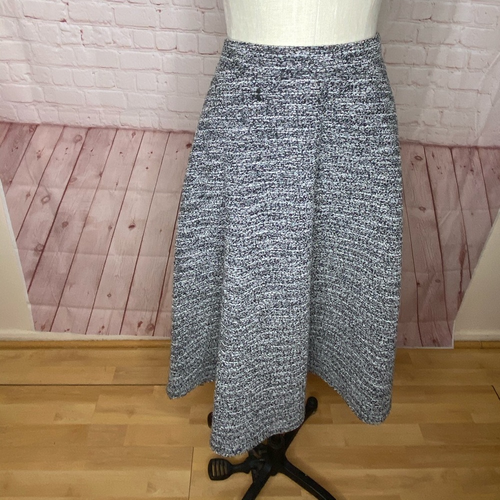 Isla Maude Skirt Size L. Stretch at the waist